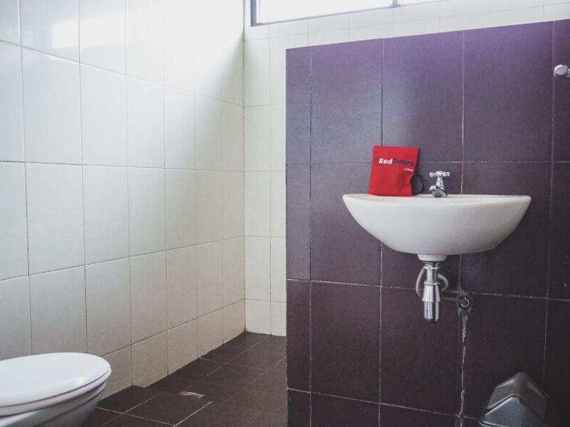 RedDoorz near Alun Alun Kota Sukabumi Hotel Bagian luar foto