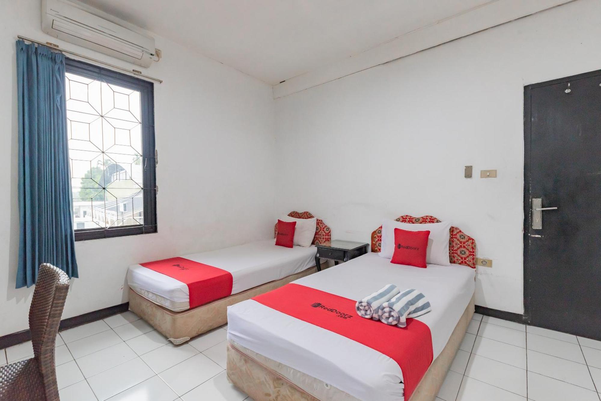 RedDoorz near Alun Alun Kota Sukabumi Hotel Bagian luar foto