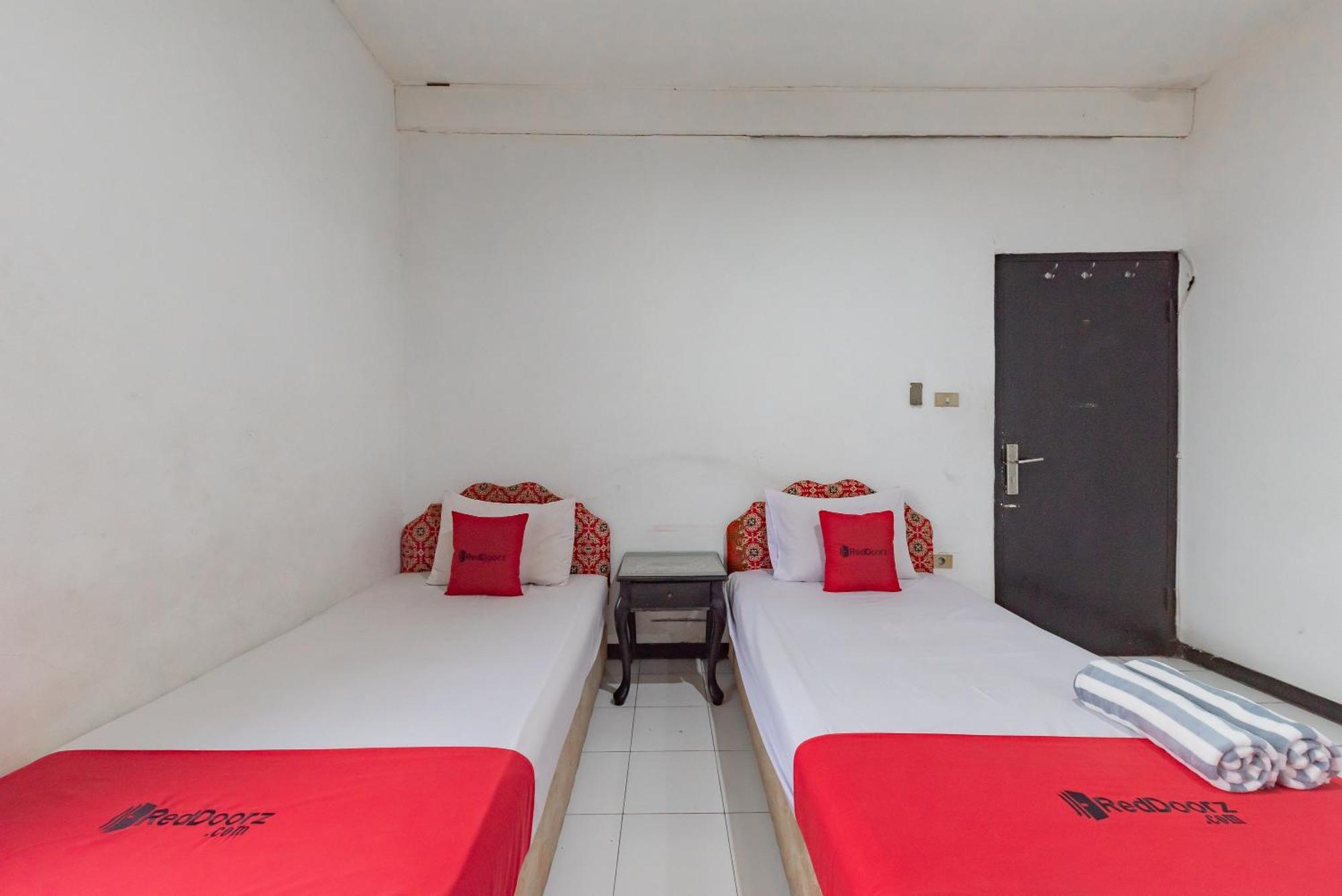 RedDoorz near Alun Alun Kota Sukabumi Hotel Bagian luar foto