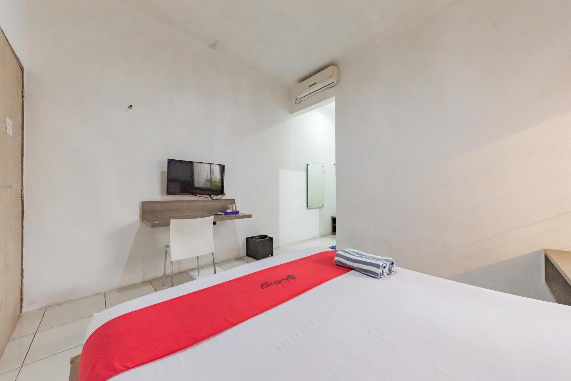 RedDoorz near Alun Alun Kota Sukabumi Hotel Bagian luar foto