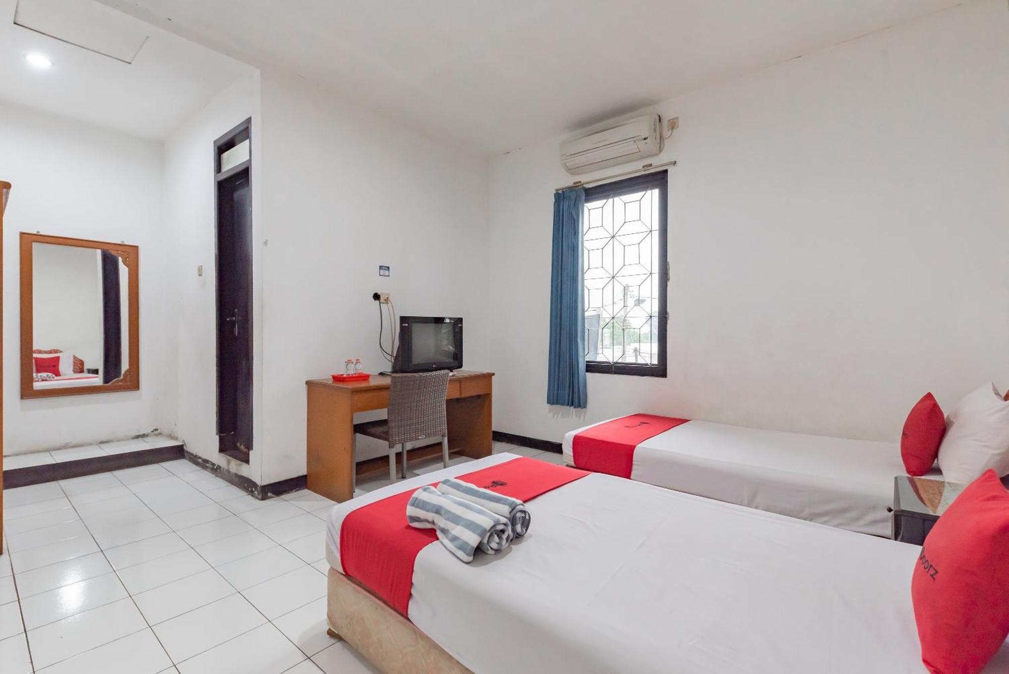 RedDoorz near Alun Alun Kota Sukabumi Hotel Bagian luar foto