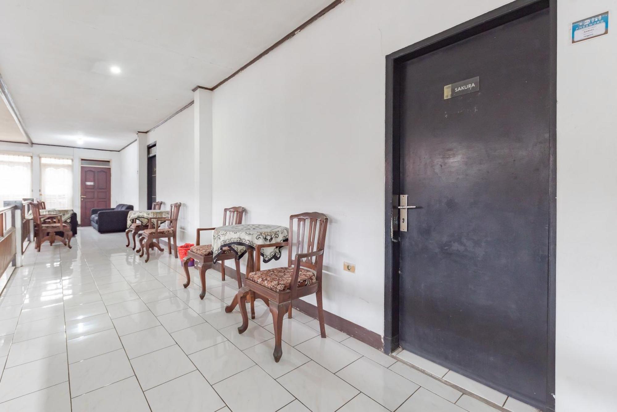 RedDoorz near Alun Alun Kota Sukabumi Hotel Bagian luar foto