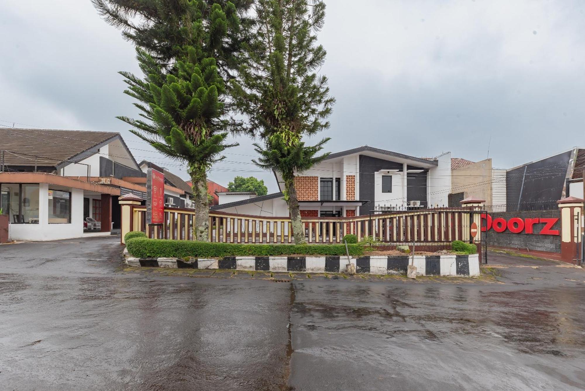 RedDoorz near Alun Alun Kota Sukabumi Hotel Bagian luar foto