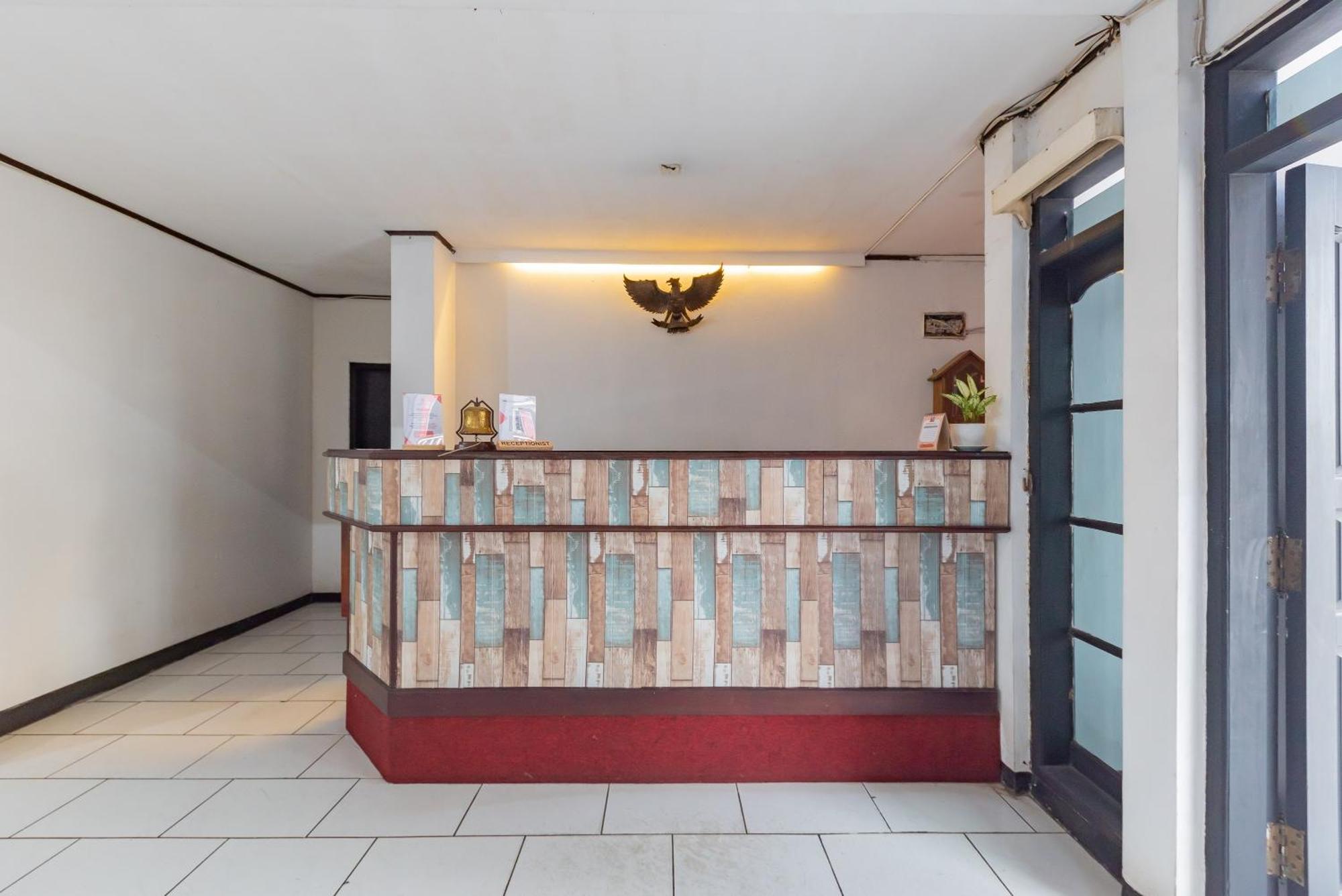 RedDoorz near Alun Alun Kota Sukabumi Hotel Bagian luar foto
